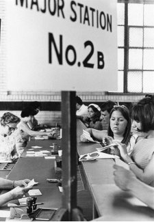 “Registration for courses,” ca. 1965, Jonathan Rawle.  From the Penn Archives Digital Image collection. Permanent link http://hdl.library.upenn.edu/1017/d/archives/20010914019